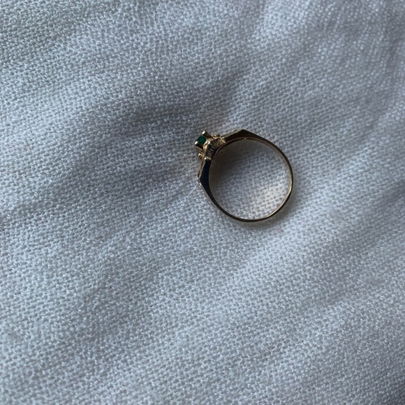 10K Gold ring with emerald stone - Picture 5 of 5